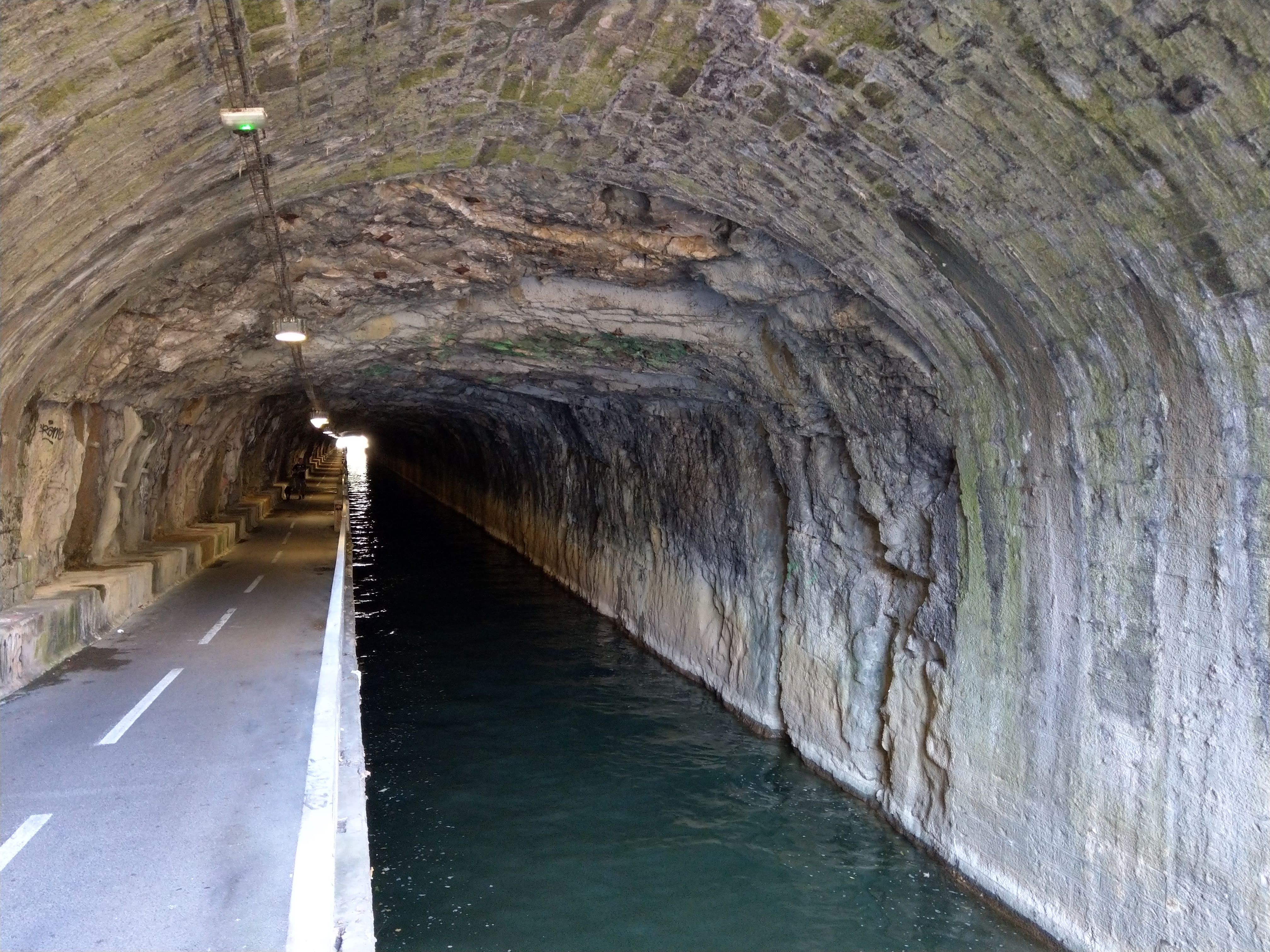 Boots- und Fahrradtunnel unter Besançon
