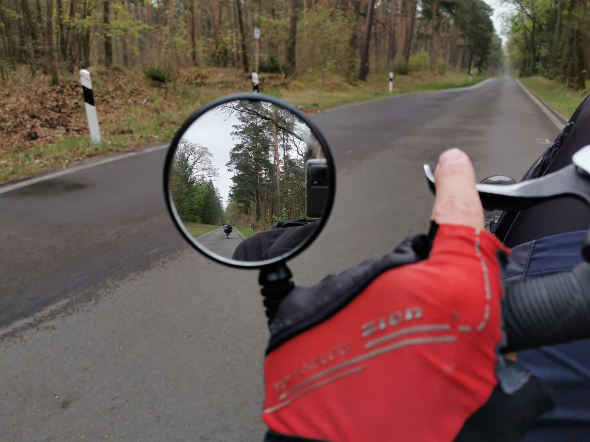 fahrrad mit dünnen reifen für fahrradtour